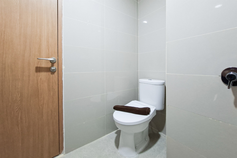 Bathroom 2, Smart and Airy Living Studio at Apartment B Residence By Travelio, Tangerang Selatan