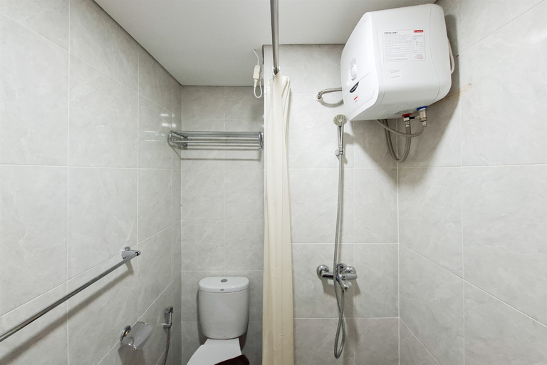 Bathroom 2, Enjoy Living Studio at Apartment Parkland Avenue By Travelio, Tangerang Selatan