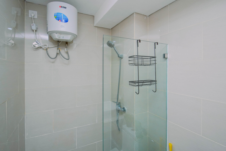 Bathroom 3, Happy Living in Studio at Apartment Daan Mogot City By Travelio, Jakarta Barat