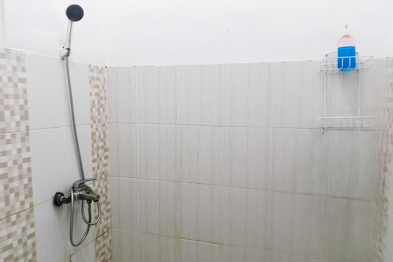 Bathroom 4, RedDoorz Syariah @ Homestay Kalianda, South Lampung