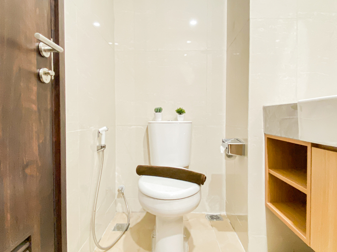 Bathroom 5, Minimalist and Modern Studio at Apartment Saffron Noble By Travelio, Bogor