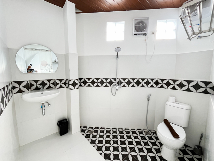 Bathroom 2, Studio Near Finns Beach Club at Tyaga Villa, Badung