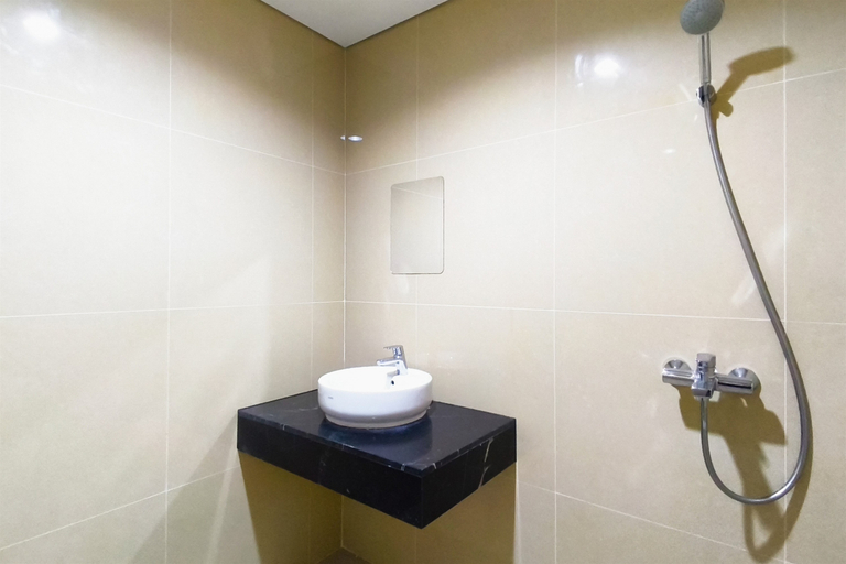 Bathroom 4, Capacious and Comfortable 2BR at Grand Sungkono Lagoon Apartment By Travelio, Surabaya