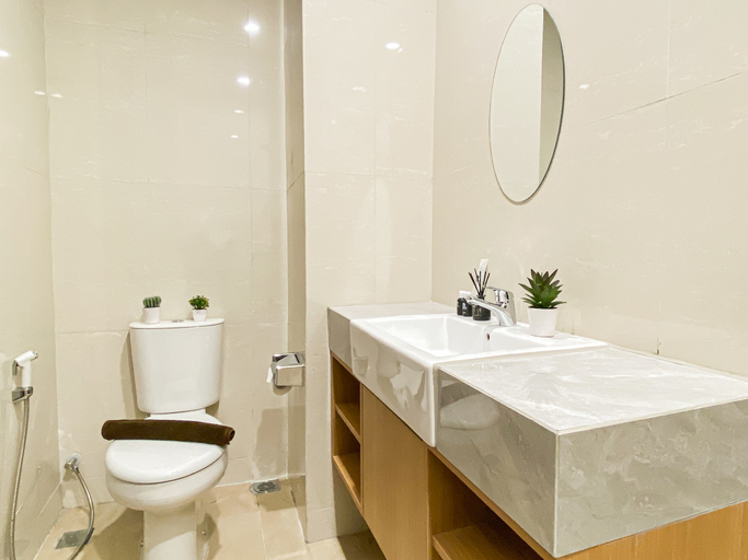Bathroom 2, Minimalist and Modern Studio at Apartment Saffron Noble By Travelio, Bogor