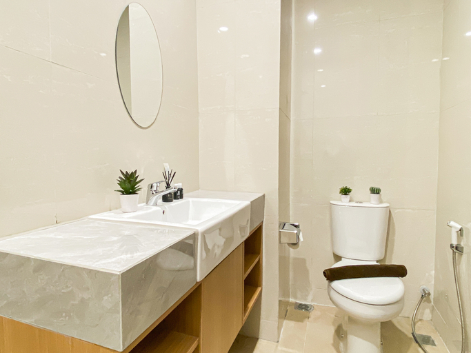 Bathroom 4, Bright and Restful Studio Room at Apartment Saffron Noble By Travelio, Bogor