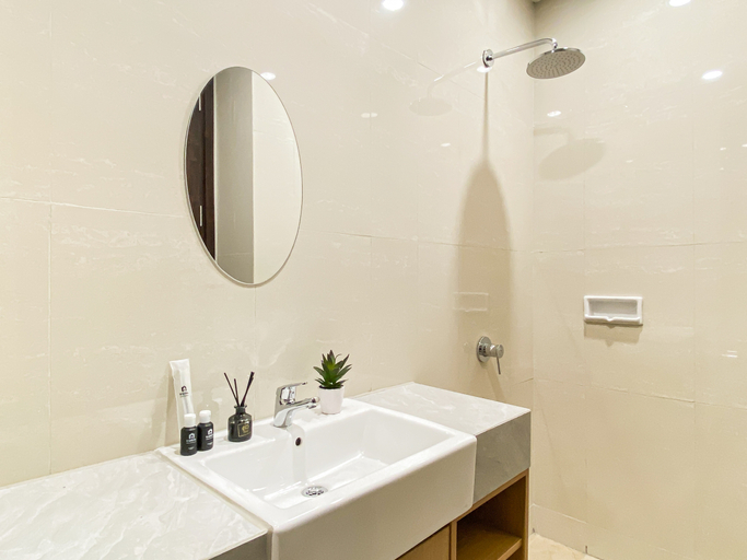 Bathroom 2, Cozy Neat Studio at Apartment Saffron Noble By Travelio, Bogor