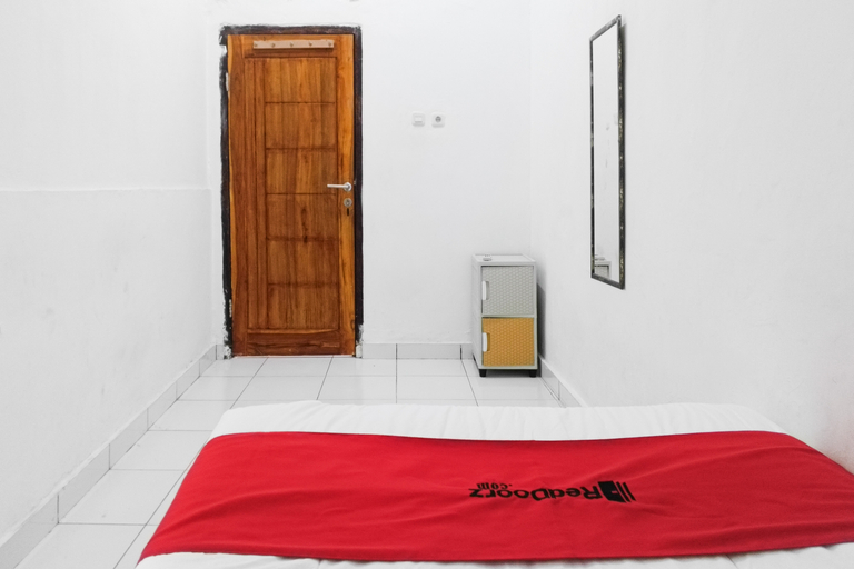 Bedroom 2, RedDoorz Syariah @ Homestay Kalianda, South Lampung