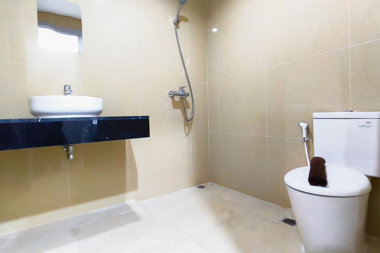 Bathroom 2, Capacious and Comfortable 2BR at Grand Sungkono Lagoon Apartment By Travelio, Surabaya