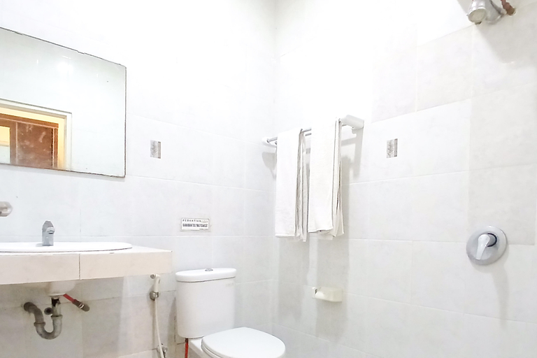 Bathroom 5, BIB & LANG Guest House RedPartner, Kupang
