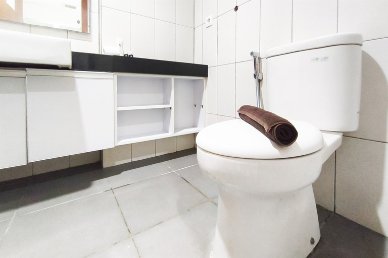 Bathroom 2, Nice Living in 1BR at Apartment Dago Suites By Travelio, Bandung