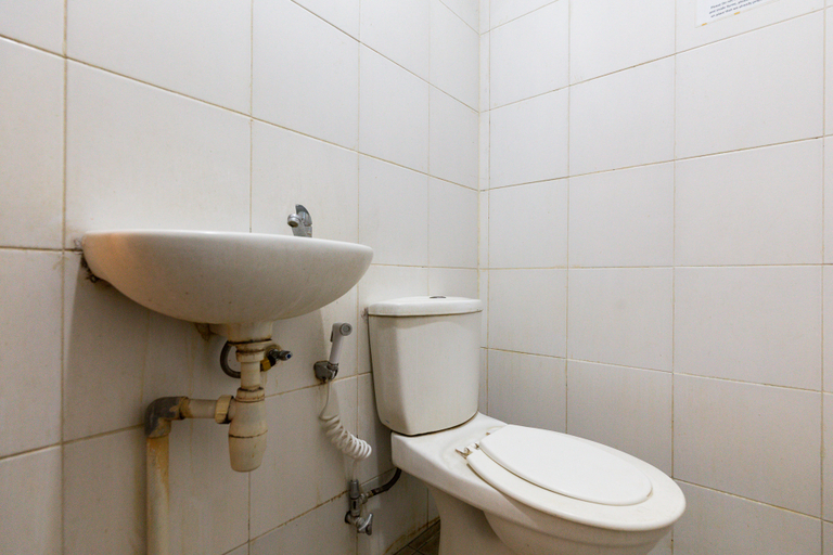 Bathroom 3, RedDoorz @ Sparkling Hotel near Stasiun Gubeng Surabaya, Surabaya