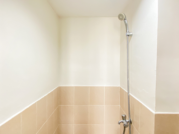Bathroom 5, Homey and Minimalist Studio at Apartment Podomoro Golf View By Travelio, Bogor