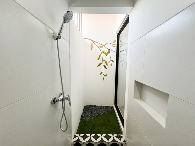 Bathroom 4, Studio Room near La Brissa Beach at Tyaga Villa, Badung