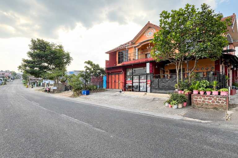 Exterior & Views 2, Harwin Homestay Batu RedPartner, Malang