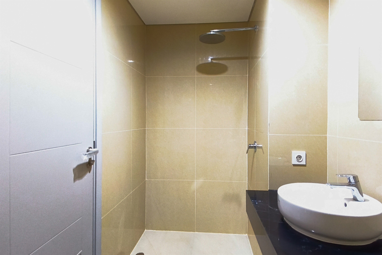 Bathroom 5, Capacious and Comfortable 2BR at Grand Sungkono Lagoon Apartment By Travelio, Surabaya