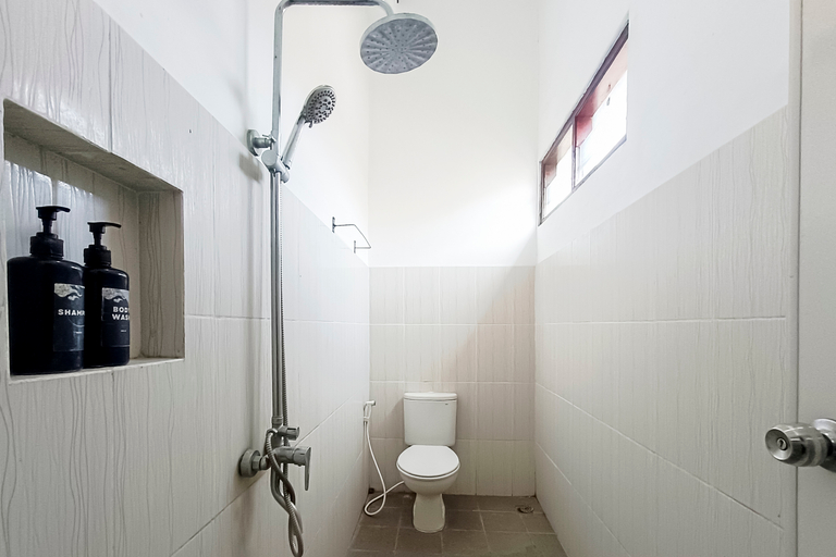 Bathroom, RedDoorz near Alun Alun Klaten, Klaten