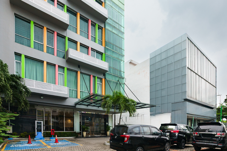 Exterior & Views 2, Sunerra Express Putra Mulia Hotel Medan, Medan