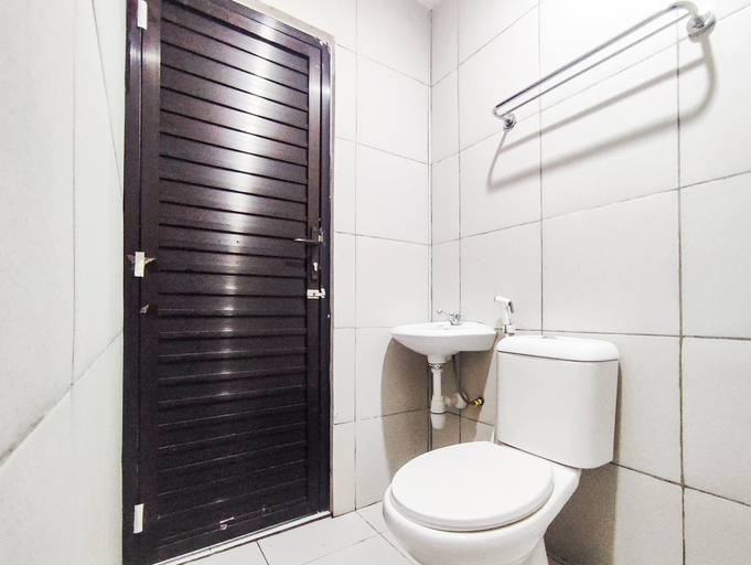 Bathroom 5, RedDoorz near Sam Poo Kong 4 Semarang, Semarang