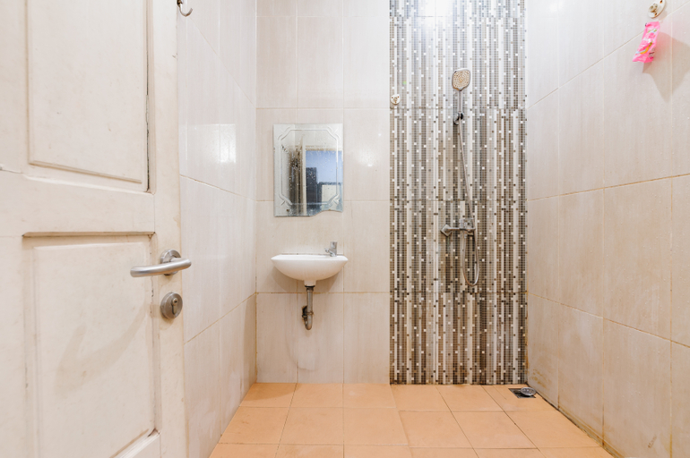 Bathroom 4, RedDoorz Syariah near Q-Mall Banjarbaru, Banjar