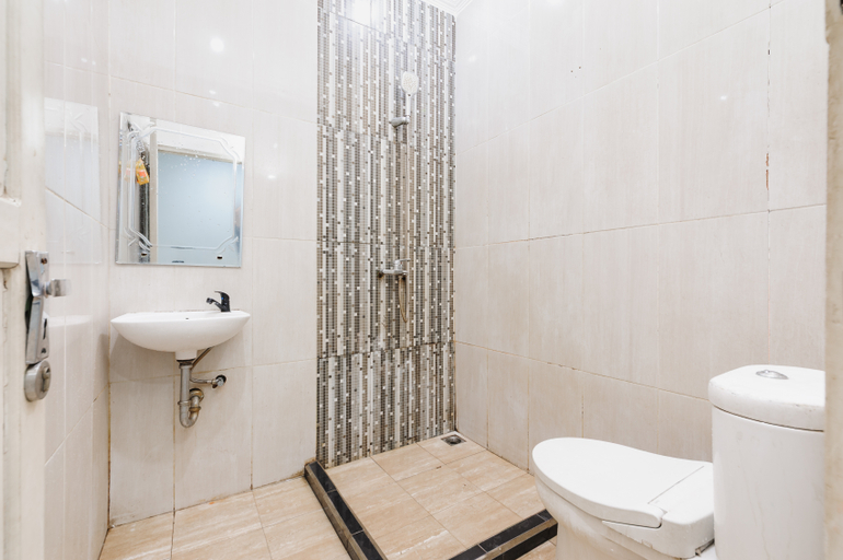 Bathroom 5, RedDoorz Syariah near Q-Mall Banjarbaru, Banjar
