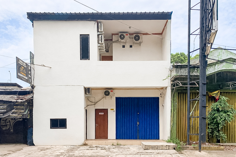 Exterior, RedDoorz near LRT Taman Mini Jakarta, Jakarta Timur
