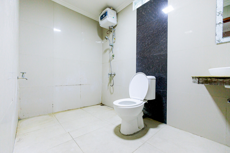 Bathroom 3, RedDoorz Syariah @ Delta Sari Aloha Waru, Surabaya