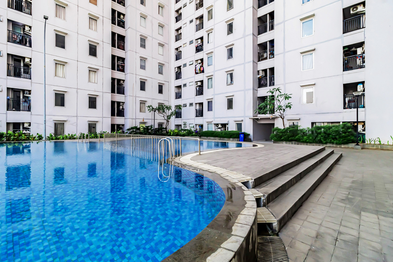 Swimming Pool 1, RedDoorz near Green Sedayu Mall, Jakarta Barat