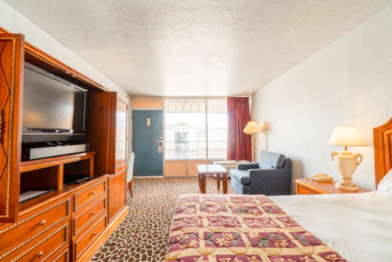 Bedroom 4, Castle Inn & Suites by OYO Lawton, Comanche