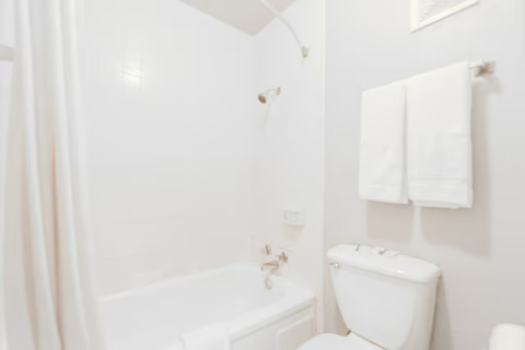 Bathroom 5, Castle Inn & Suites by OYO Lawton, Comanche