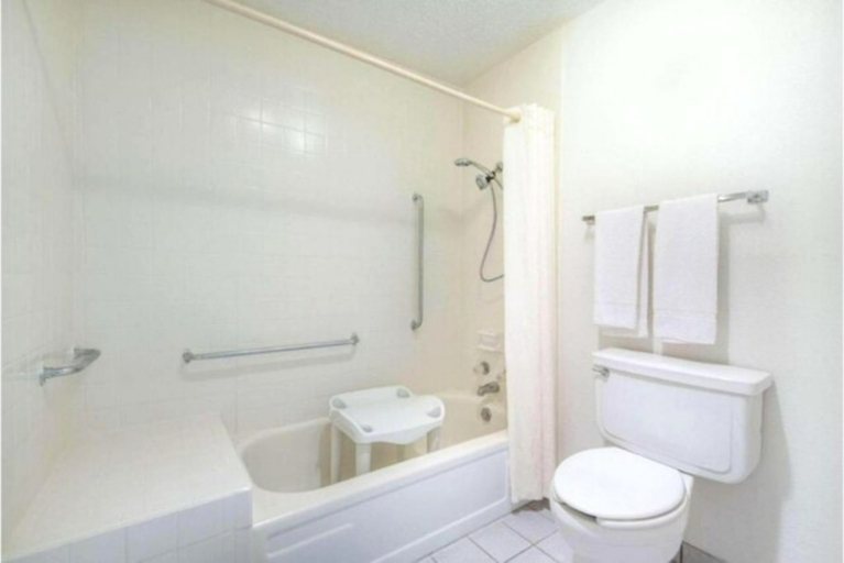Bathroom 3, Castle Inn & Suites by OYO Lawton, Comanche