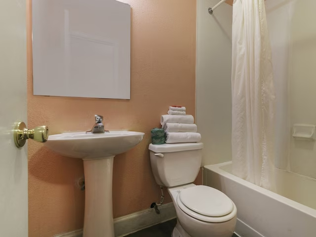 Bathroom 5, OYO Hotel Myrtle Beach Kings Hwy, Horry