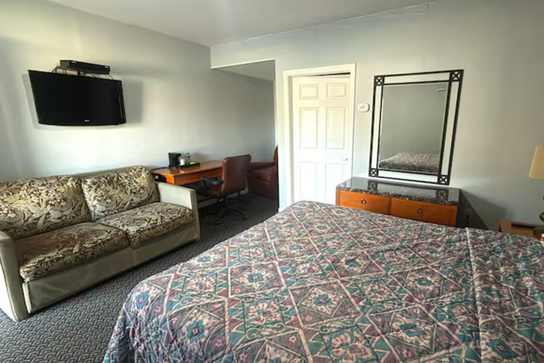 Bedroom 3, At 9 Motel Near Freehold I-195, Monmouth
