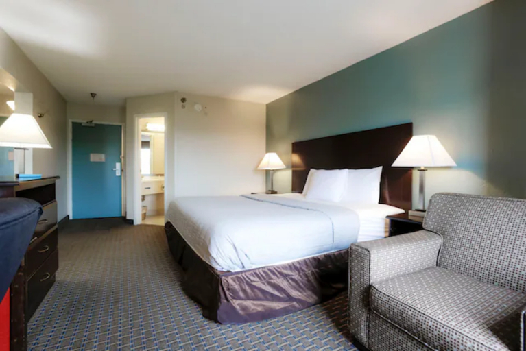 Bedroom 5, Copley Inn & Suites By OYO Akron OH, Summit
