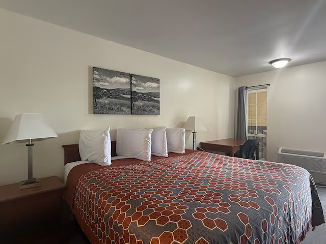 Bedroom 4, Travel Inn Buford near Mall of Georgia, Gwinnett
