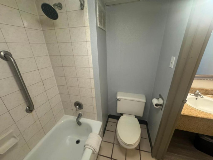 Bathroom 4, Express Inn & Suites Greensville TX, Hunt