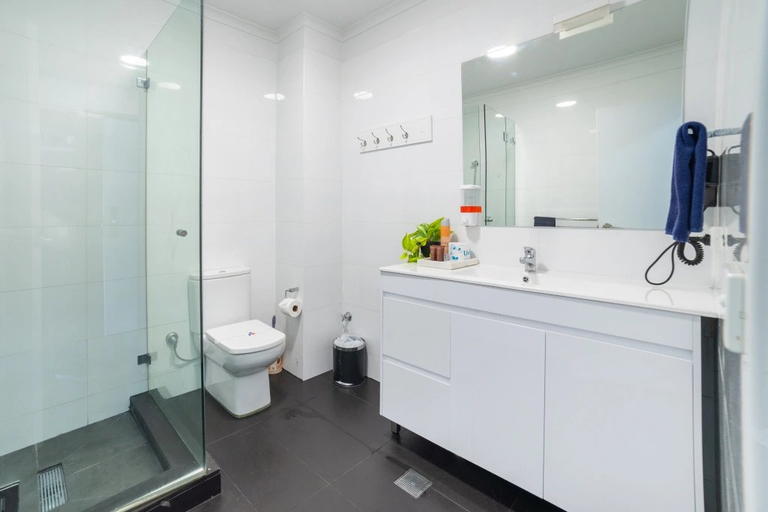 Bathroom 4, Bankstown Motel 10, Sydney