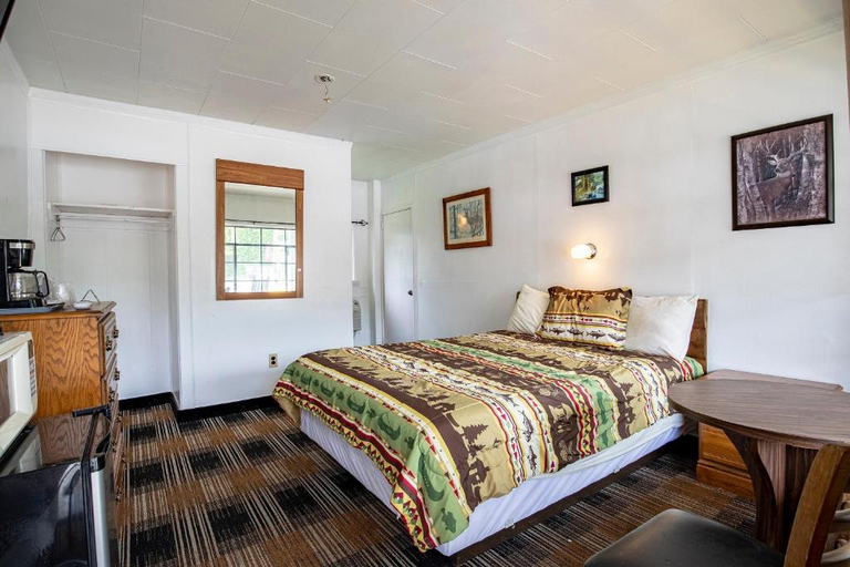 Bedroom 3, Lloyd's On The River Country Inn By Oyo, Swain