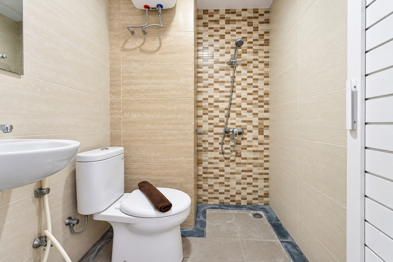 Bathroom 5, Nice and Neat Studio at Apartment Student Castle Yogyakarta By Travelio, Sleman