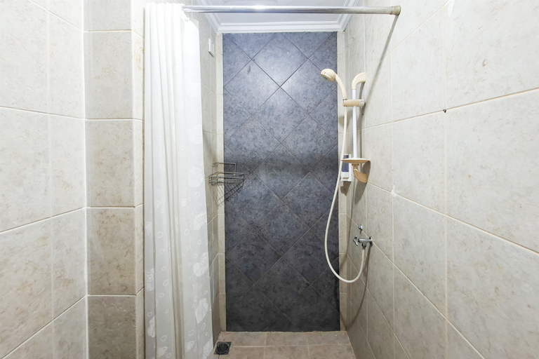 Bathroom 4, Comfortable Studio Room at Apartment Great Western By Travelio, Tangerang