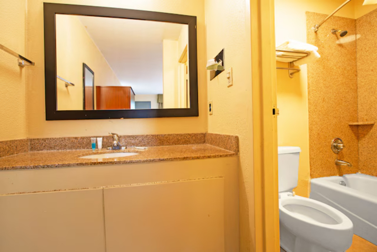 Bathroom 4, Townhouse Winston Salem - University, Forsyth