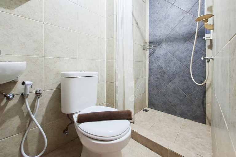 Bathroom 2, Comfortable Studio Room at Apartment Great Western By Travelio, Tangerang