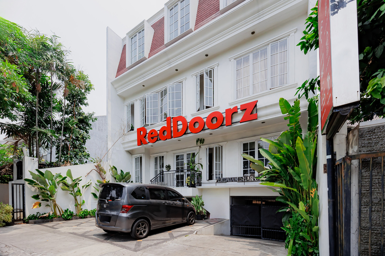 Exterior & Views 2, RedDoorz Syariah Plus near Pancoran 2, South Jakarta