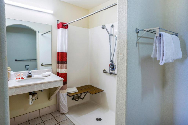 Bathroom 2, OYO Hotel LSU, West Baton Rouge