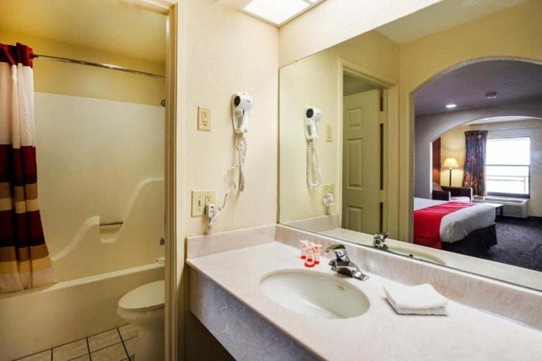Bathroom 4, OYO Hotel LSU, West Baton Rouge
