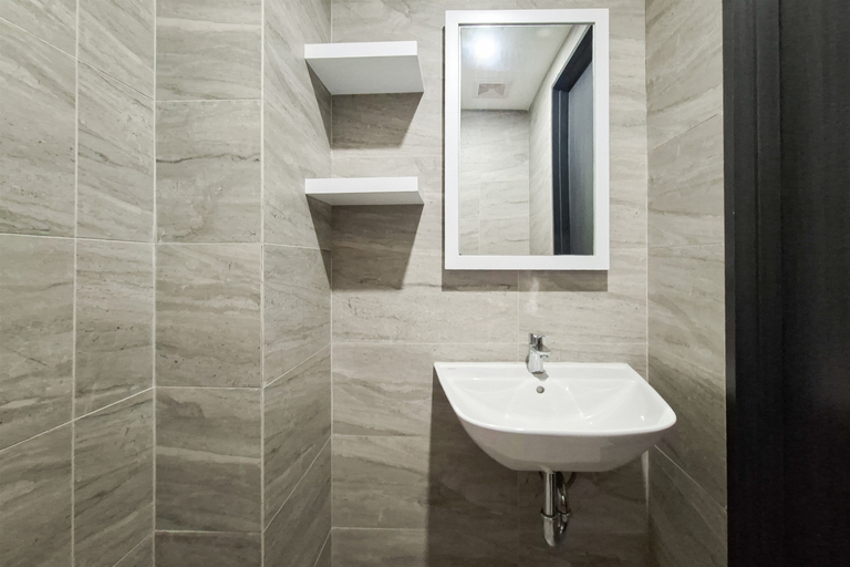 Bathroom 4, Comfortable and Vibrant Studio Room at Apartment Collins Boulevard By Travelio, Tangerang