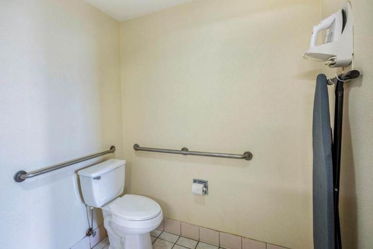 Bathroom 5, OYO Hotel LSU, West Baton Rouge