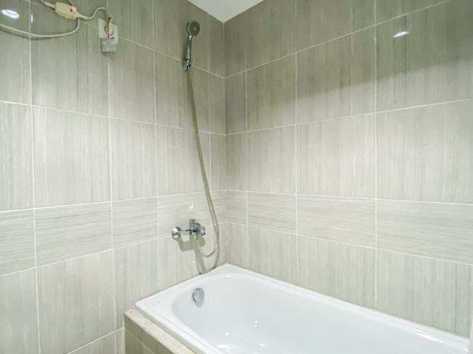 Bathroom 3, Serene and Minimalist 1BR at Apartment Vasanta Innopark By Travelio, Cikarang