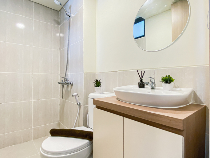 Bathroom 5, Restful and Bright 2BR with Working Room at Apartment Meikarta District 2 By Travelio, Cikarang