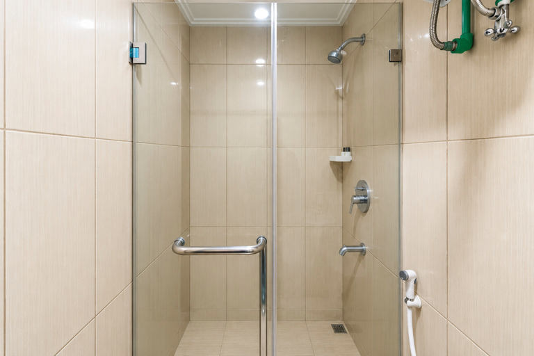Bathroom 3, Stylish and Peaceful Studio at Apartment Tamansari Papilio By Travelio, Surabaya