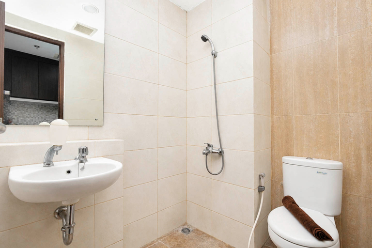 Bathroom 4, Bright Homey Studio at Apartment Grand Dhika City By Travelio, Bekasi